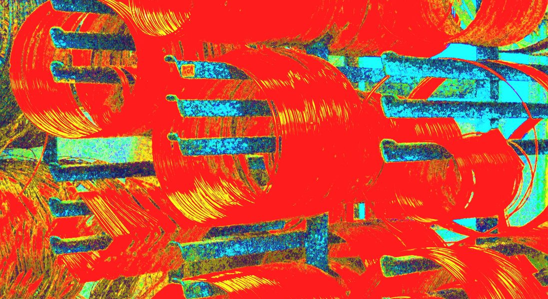 08.02.2020 Manufakturen-Blog-PopArt-Projekt: Kupferdraht I, rot II - basierend auf einem Foto in der Urban-Lampenschirmmanufaktur; aus dem Draht auf Rollen werden die Gestelle für die Lampenschirme geschnitten und gelötet. (Foto: Wigmar Bressel)