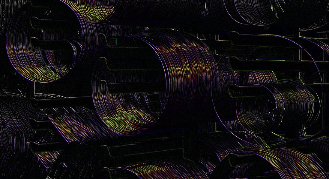 Manufakturen-Blog-PopArt-Projekt: Kupferdraht I, schwarz - basierend auf einem Foto in der Urban-Lampenschirmmanufaktur; aus dem Draht auf Rollen werden die Gestelle für die Lampenschirme geschnitten und gelötet. (Foto: Wigmar Bressel)