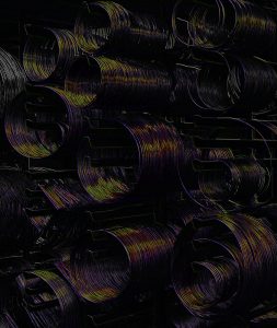 16.10.2019 Manufakturen-Blog-PopArt-Projekt: Kupferdraht, schwarz - basierend auf einem Foto in der Urban-Lampenschirmmanufaktur; aus dem Draht auf Rollen werden die Gestelle für die Lampenschirme geschnitten und gelötet. (Foto: Wigmar Bressel)