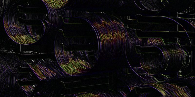 Manufakturen-Blog-PopArt-Projekt: Kupferdraht I, schwarz - basierend auf einem Foto in der Urban-Lampenschirmmanufaktur; aus dem Draht auf Rollen werden die Gestelle für die Lampenschirme geschnitten und gelötet. (Foto: Wigmar Bressel)