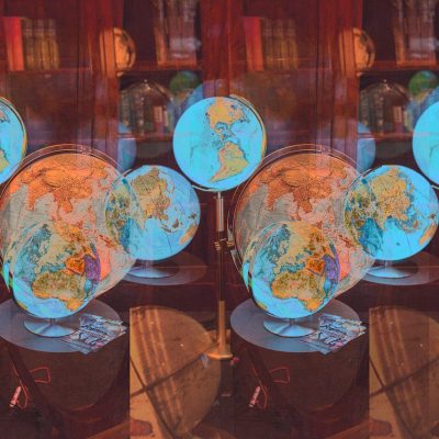 21.06.2023 Manufakturen-Blog-PopArt-Projekt: Der blaue Planet II - basierend auf einem Foto von Christian-Arne de Groot aus einer Ausstellung des Columbus-Verlag Paul Oestergaard aus Krauchenwies in der historischen Bibliothek von Koch & Bergfeld in Bremen (Grafik: Wigmar Bressel)