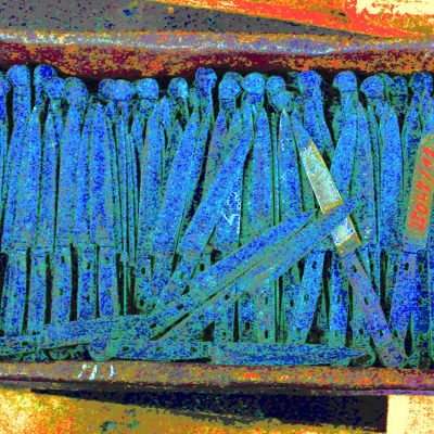 19.06.2023 Manufakturen-Blog-PopArt-Projekt: Rohlinge II, blau - basierend auf einem Foto aus der Produktion der Messerschmiede Güde in Solingen (Foto: Wigmar Bressel)