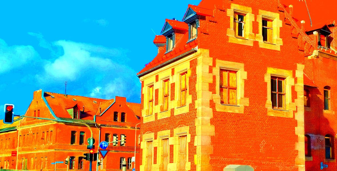 Manufakturen-Blog-PopArt-Projekt: Ankerstein (Alte Produktion), blau / orange (Foto: Wigmar Bressel) - basierend auf einem Foto vom historischen Werks-Komplex an der berühmten Kreuzung im thüringischen Rudolstadt; dort startete der erste Systembaukasten mit den Klötzchen aus Quarzsand, Leinöl und Kreide im 19. Jahrhundert seinen Siegeslauf...