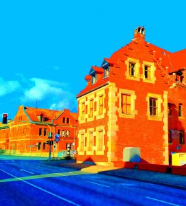 Manufakturen-Blog-PopArt-Projekt: Ankerstein (Alte Produktion), blau / orange (Foto: Wigmar Bressel) - basierend auf einem Foto vom historischen Werks-Komplex an der berühmten Kreuzung im thüringischen Rudolstadt; dort startete der erste Systembaukasten mit den Klötzchen aus Quarzsand, Leinöl und Kreide im 19. Jahrhundert seinen Siegeslauf...