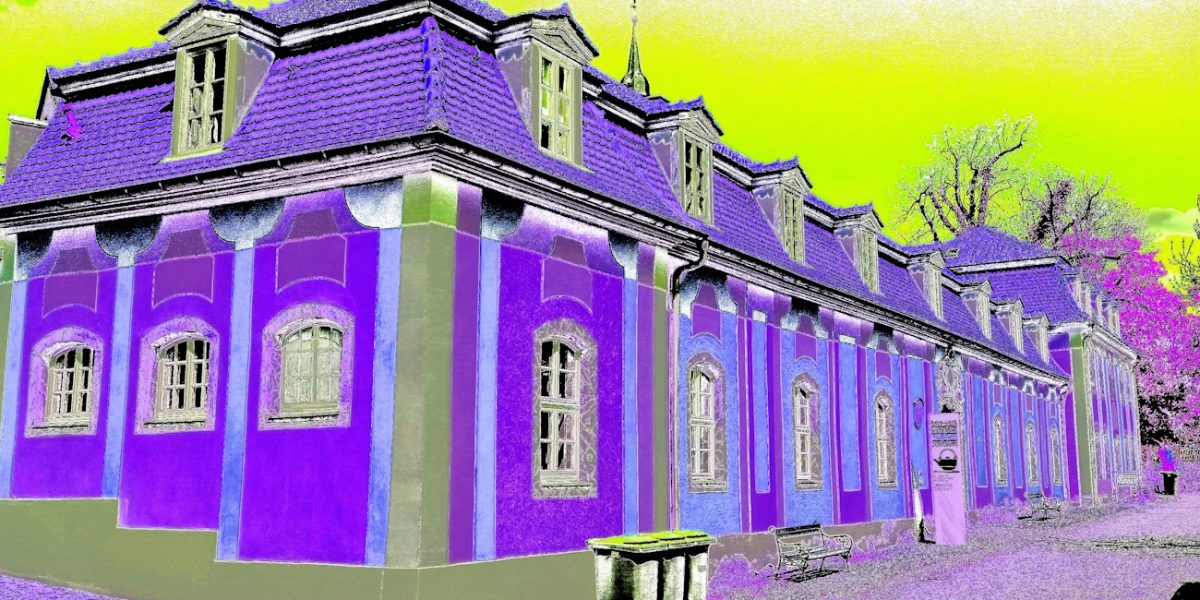 Manufakturen-Blog-PopArt-Projekt: Keramik-Werkstatt II (Blaue Tonnen), lila (Foto: Wigmar Bressel) - basierend auf einem Foto vom Marstall der Dornburger Schlösser, in dem die Keramik-Klasse des Bauhauses Weimar von 1920 - 1925 untergebracht war; heute das 'Bauhaus-Werkstatt-Museum Dornburg'