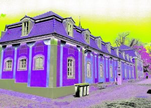 Manufakturen-Blog-PopArt-Projekt: Keramik-Werkstatt II (Blaue Tonnen), lila (Foto: Wigmar Bressel) - basierend auf einem Foto vom Marstall der Dornburger Schlösser, in dem die Keramik-Klasse des Bauhauses Weimar von 1920 - 1925 untergebracht war; heute das 'Bauhaus-Werkstatt-Museum Dornburg'