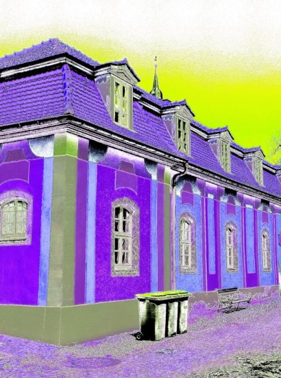 Manufakturen-Blog-PopArt-Projekt: Keramik-Werkstatt II (Blaue Tonnen), lila (Foto: Wigmar Bressel) - basierend auf einem Foto vom Marstall der Dornburger Schlösser, in dem die Keramik-Klasse des Bauhauses Weimar von 1920 - 1925 untergebracht war; heute das 'Bauhaus-Werkstatt-Museum Dornburg'