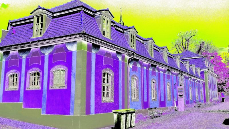 Manufakturen-Blog-PopArt-Projekt: Keramik-Werkstatt II (Blaue Tonnen), lila (Foto: Wigmar Bressel) - basierend auf einem Foto vom Marstall der Dornburger Schlösser, in dem die Keramik-Klasse des Bauhauses Weimar von 1920 - 1925 untergebracht war; heute das 'Bauhaus-Werkstatt-Museum Dornburg'