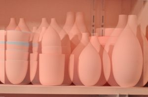 Manufakturen-Blog-PopArt-Projekt: Becher und Vasen I, nude (Foto: Wigmar Bressel) - basierend auf einem Foto in der Werkstatt der Independent-Keramikerin Claudia Schoemig in der Raumerstraße 35 in Berlin