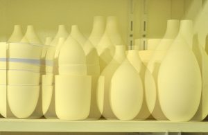 Manufakturen-Blog-PopArt-Projekt: Becher und Vasen I, gelb (Foto: Wigmar Bressel) - basierend auf einem Foto in der Werkstatt der Independent-Keramikerin Claudia Schoemig in der Raumerstraße 35 in Berlin