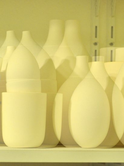 Manufakturen-Blog-PopArt-Projekt: Becher und Vasen I, gelb (Foto: Wigmar Bressel) - basierend auf einem Foto in der Werkstatt der Independent-Keramikerin Claudia Schoemig in der Raumerstraße 35 in Berlin