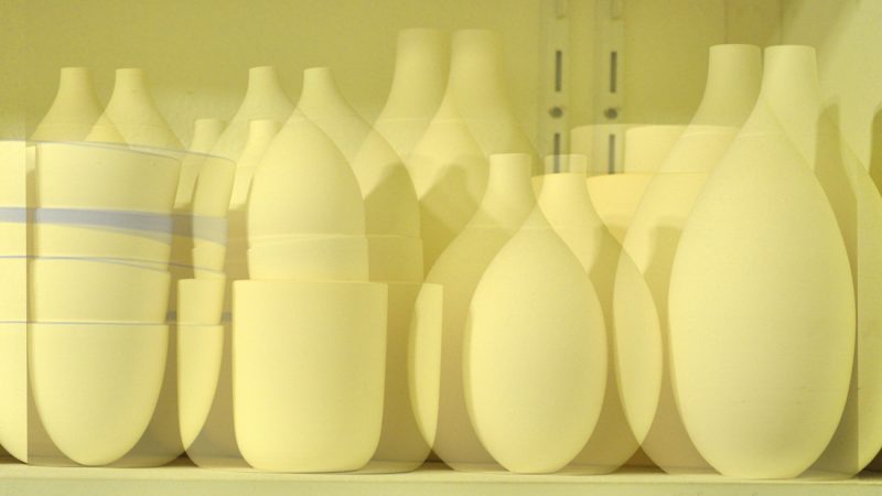 Manufakturen-Blog-PopArt-Projekt: Becher und Vasen I, gelb (Foto: Wigmar Bressel) - basierend auf einem Foto in der Werkstatt der Independent-Keramikerin Claudia Schoemig in der Raumerstraße 35 in Berlin