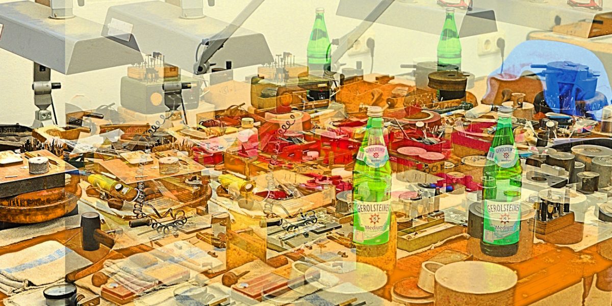 Manufakturen-Blog-PopArt-Projekt: Vier Arbeitsplatzlampen - vier Flaschen Gerolsteiner - aber nur eine Jacke, orange (Foto: Wigmar Bressel) - basierend auf einem Foto im Werkzeugbau der Produktion der Medaillen- und Manschettenknopf-Manufaktur Deumer in Lüdenscheid