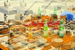 Manufakturen-Blog-PopArt-Projekt: Vier Arbeitsplatzlampen - vier Flaschen Gerolsteiner - aber nur eine Jacke, orange (Foto: Wigmar Bressel) - basierend auf einem Foto im Werkzeugbau der Produktion der Medaillen- und Manschettenknopf-Manufaktur Deumer in Lüdenscheid