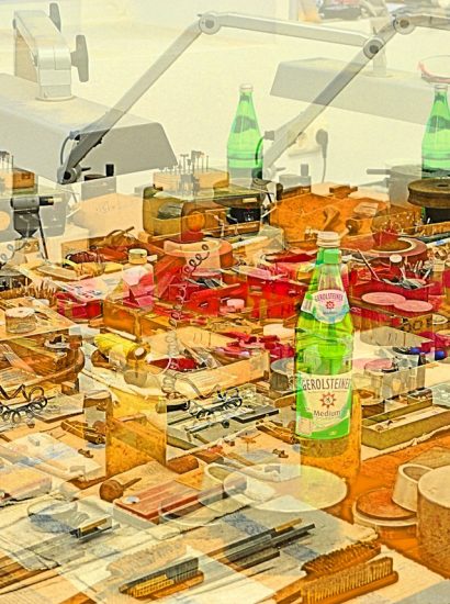 Manufakturen-Blog-PopArt-Projekt: Vier Arbeitsplatzlampen - vier Flaschen Gerolsteiner - aber nur eine Jacke, orange (Foto: Wigmar Bressel) - basierend auf einem Foto im Werkzeugbau der Produktion der Medaillen- und Manschettenknopf-Manufaktur Deumer in Lüdenscheid