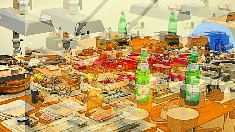 Manufakturen-Blog-PopArt-Projekt: Vier Arbeitsplatzlampen - vier Flaschen Gerolsteiner - aber nur eine Jacke, orange (Foto: Wigmar Bressel) - basierend auf einem Foto im Werkzeugbau der Produktion der Medaillen- und Manschettenknopf-Manufaktur Deumer in Lüdenscheid