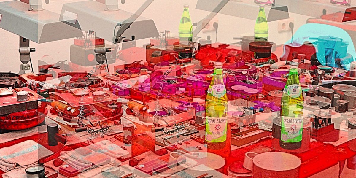 Manufakturen-Blog-PopArt-Projekt: Vier Arbeitsplatzlampen - vier Flaschen Gerolsteiner - aber nur eine Jacke, rot (Foto: Wigmar Bressel) - basierend auf einem Foto im Werkzeugbau der Produktion der Medaillen- und Manschettenknopf-Manufaktur Deumer in Lüdenscheid