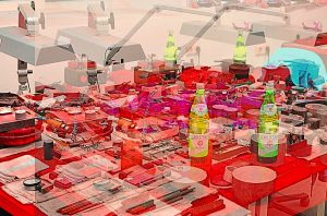 Manufakturen-Blog-PopArt-Projekt: Vier Arbeitsplatzlampen - vier Flaschen Gerolsteiner - aber nur eine Jacke, rot (Foto: Wigmar Bressel) - basierend auf einem Foto im Werkzeugbau der Produktion der Medaillen- und Manschettenknopf-Manufaktur Deumer in Lüdenscheid