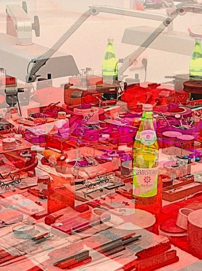 Manufakturen-Blog-PopArt-Projekt: Vier Arbeitsplatzlampen - vier Flaschen Gerolsteiner - aber nur eine Jacke, rot (Foto: Wigmar Bressel) - basierend auf einem Foto im Werkzeugbau der Produktion der Medaillen- und Manschettenknopf-Manufaktur Deumer in Lüdenscheid