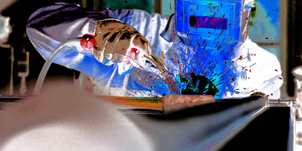 Manufakturen-Blog-PopArt-Projekt: Schweißen, blau (Foto: Wigmar Bressel) - basierend auf einem Foto aus der Produktion des Tresorherstellers Döttling in Sindelfingen