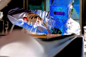 Manufakturen-Blog-PopArt-Projekt: Schweißen, blau (Foto: Wigmar Bressel) - basierend auf einem Foto aus der Produktion des Tresorherstellers Döttling in Sindelfingen