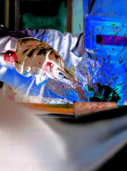 Manufakturen-Blog-PopArt-Projekt: Schweißen, blau (Foto: Wigmar Bressel) - basierend auf einem Foto aus der Produktion des Tresorherstellers Döttling in Sindelfingen