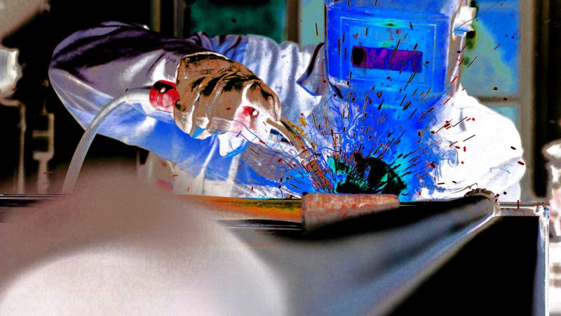 Manufakturen-Blog-PopArt-Projekt: Schweißen, blau (Foto: Wigmar Bressel) - basierend auf einem Foto aus der Produktion des Tresorherstellers Döttling in Sindelfingen