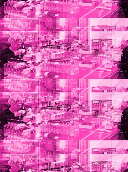 Manufakturen-Blog-PopArt-Projekt: Mitarbeiter V, saphirrosa (Foto: Wigmar Bressel) Emil Scheibel Schwarzwald-Brennerei Kappelrodeck Etikettieren