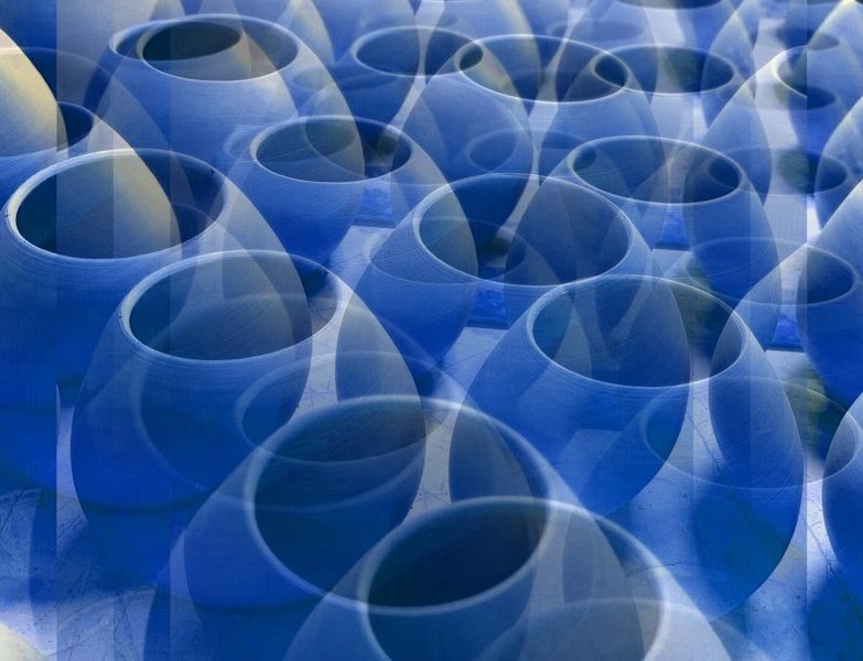 Manufakturen-Blog-PopArt-Projekt: Matebecher, blau (Foto: Wigmar Bressel) - basierend auf einem Foto in der Produktion der Independent-Keramikerin Franziska M. Köllner in Leipzig