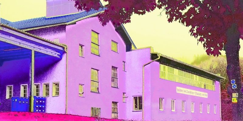 Manufakturen-Blog-PopArt-Projekt: Die Glashütte der Freiherren von Poschinger, fliederfarben (Foto: Wigmar Bressel) - basierend auf einem Foto von Martin Specht von der Manufaktur in Frauenau