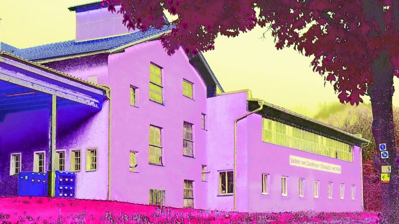 Manufakturen-Blog-PopArt-Projekt: Die Glashütte der Freiherren von Poschinger, fliederfarben (Foto: Wigmar Bressel) - basierend auf einem Foto von Martin Specht von der Manufaktur in Frauenau