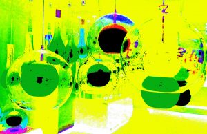 Manufakturen-Blog-PopArt-Projekt: Planeten II, gelb (Foto: Wigmar Bressel) basierend auf einem Foto eines Siebdrucks mit Lampen im Ausstellungsraum der Glasmanufaktur Harzkristall in Derenburg bei Wernigerode