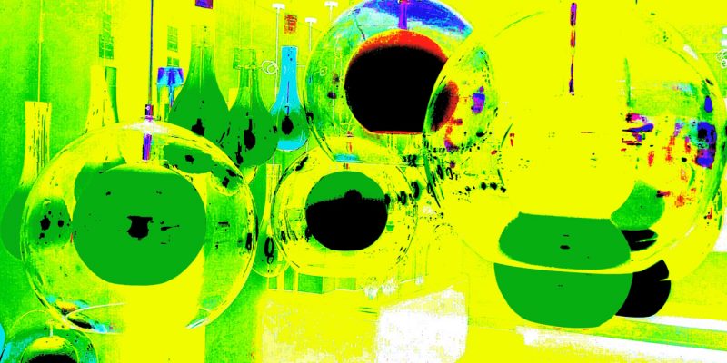 Manufakturen-Blog-PopArt-Projekt: Planeten II, gelb (Foto: Wigmar Bressel) basierend auf einem Foto eines Siebdrucks mit Lampen im Ausstellungsraum der Glasmanufaktur Harzkristall in Derenburg bei Wernigerode