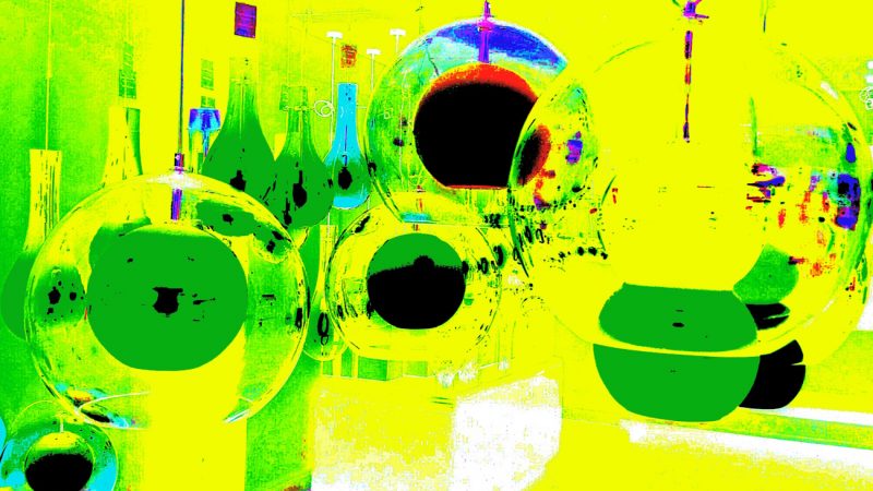 Manufakturen-Blog-PopArt-Projekt: Planeten II, gelb (Foto: Wigmar Bressel) basierend auf einem Foto eines Siebdrucks mit Lampen im Ausstellungsraum der Glasmanufaktur Harzkristall in Derenburg bei Wernigerode