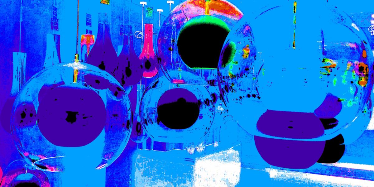 Manufakturen-Blog-PopArt-Projekt: Planeten II, mittelblau (Foto: Wigmar Bressel) basierend auf einem Foto eines Siebdrucks mit Lampen im Ausstellungsraum der Glasmanufaktur Harzkristall in Derenburg bei Wernigerode