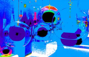 Manufakturen-Blog-PopArt-Projekt: Planeten II, mittelblau (Foto: Wigmar Bressel) basierend auf einem Foto eines Siebdrucks mit Lampen im Ausstellungsraum der Glasmanufaktur Harzkristall in Derenburg bei Wernigerode