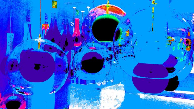 Manufakturen-Blog-PopArt-Projekt: Planeten II, mittelblau (Foto: Wigmar Bressel) basierend auf einem Foto eines Siebdrucks mit Lampen im Ausstellungsraum der Glasmanufaktur Harzkristall in Derenburg bei Wernigerode