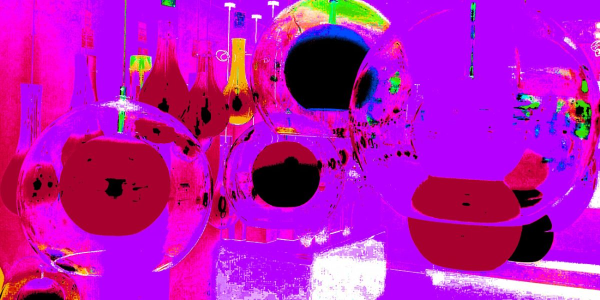 Manufakturen-Blog-PopArt-Projekt: Planeten II, lila (Foto: Wigmar Bressel) basierend auf einem Foto eines Siebdrucks mit Lampen im Ausstellungsraum der Glasmanufaktur Harzkristall in Derenburg bei Wernigerode