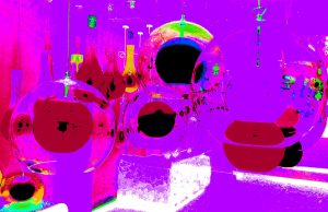 Manufakturen-Blog-PopArt-Projekt: Planeten II, lila (Foto: Wigmar Bressel) basierend auf einem Foto eines Siebdrucks mit Lampen im Ausstellungsraum der Glasmanufaktur Harzkristall in Derenburg bei Wernigerode