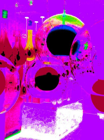 Manufakturen-Blog-PopArt-Projekt: Planeten II, lila (Foto: Wigmar Bressel) basierend auf einem Foto eines Siebdrucks mit Lampen im Ausstellungsraum der Glasmanufaktur Harzkristall in Derenburg bei Wernigerode