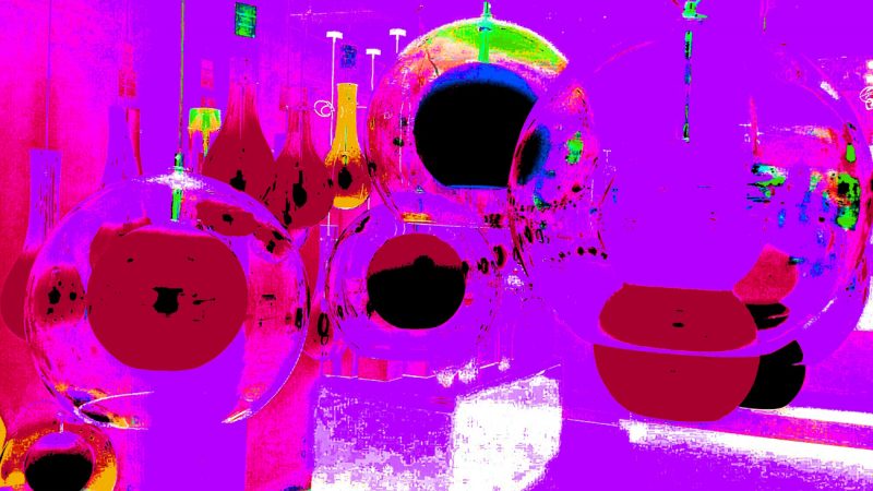 Manufakturen-Blog-PopArt-Projekt: Planeten II, lila (Foto: Wigmar Bressel) basierend auf einem Foto eines Siebdrucks mit Lampen im Ausstellungsraum der Glasmanufaktur Harzkristall in Derenburg bei Wernigerode