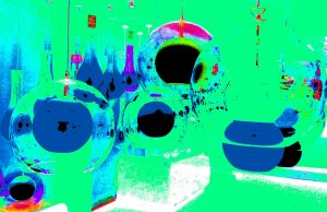 Manufakturen-Blog-PopArt-Projekt: Planeten II, lindgrün (Foto: Wigmar Bressel) basierend auf einem Foto eines Siebdrucks mit Lampen im Ausstellungsraum der Glasmanufaktur Harzkristall in Derenburg bei Wernigerode