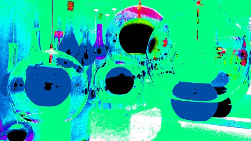 Manufakturen-Blog-PopArt-Projekt: Planeten II, lindgrün (Foto: Wigmar Bressel) basierend auf einem Foto eines Siebdrucks mit Lampen im Ausstellungsraum der Glasmanufaktur Harzkristall in Derenburg bei Wernigerode