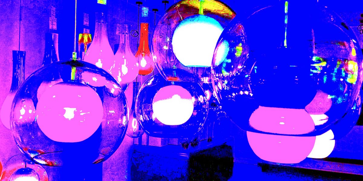 Manufakturen-Blog-PopArt-Projekt: Planeten II, blau / weiß (Foto: Wigmar Bressel) basierend auf einem Foto eines Siebdrucks mit Lampen im Ausstellungsraum der Glasmanufaktur Harzkristall in Derenburg bei Wernigerode