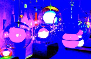 Manufakturen-Blog-PopArt-Projekt: Planeten II, blau / weiß (Foto: Wigmar Bressel) basierend auf einem Foto eines Siebdrucks mit Lampen im Ausstellungsraum der Glasmanufaktur Harzkristall in Derenburg bei Wernigerode