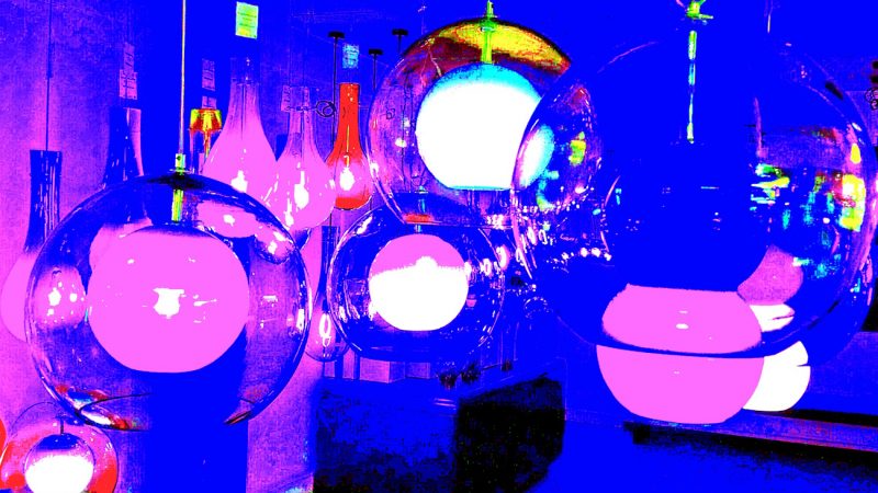 Manufakturen-Blog-PopArt-Projekt: Planeten II, blau / weiß (Foto: Wigmar Bressel) basierend auf einem Foto eines Siebdrucks mit Lampen im Ausstellungsraum der Glasmanufaktur Harzkristall in Derenburg bei Wernigerode