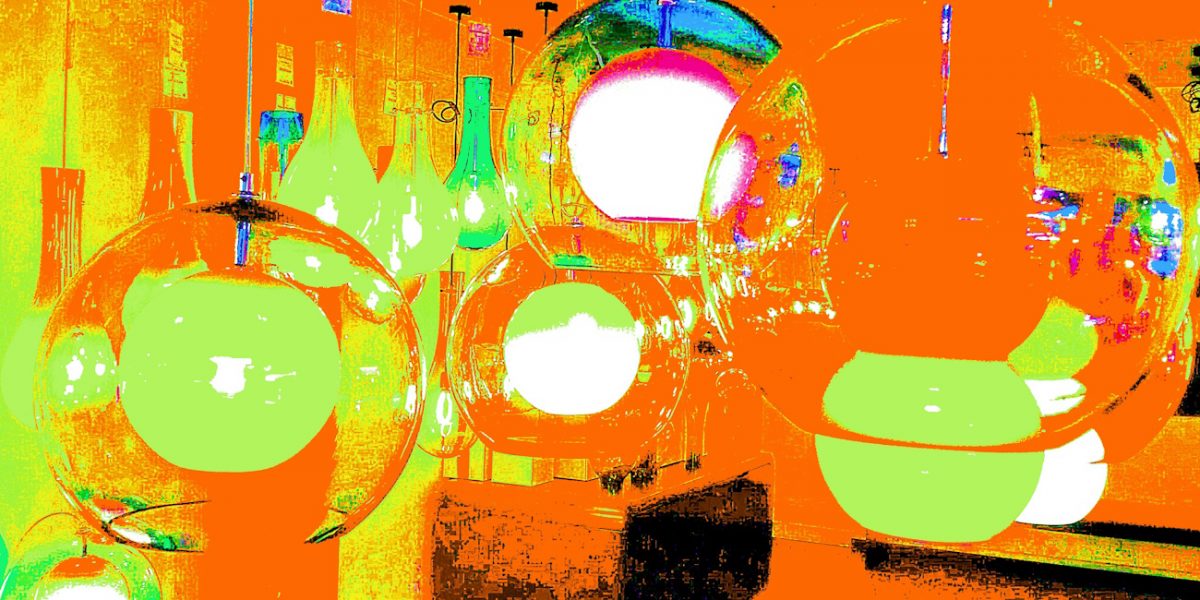 Manufakturen-Blog-PopArt-Projekt: Planeten II, orange / weiß (Foto: Wigmar Bressel) basierend auf einem Foto eines Siebdrucks mit Lampen im Ausstellungsraum der Glasmanufaktur Harzkristall in Derenburg bei Wernigerode