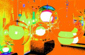 Manufakturen-Blog-PopArt-Projekt: Planeten II, orange / weiß (Foto: Wigmar Bressel) basierend auf einem Foto eines Siebdrucks mit Lampen im Ausstellungsraum der Glasmanufaktur Harzkristall in Derenburg bei Wernigerode