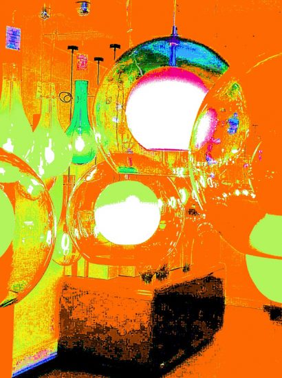 Manufakturen-Blog-PopArt-Projekt: Planeten II, orange / weiß (Foto: Wigmar Bressel) basierend auf einem Foto eines Siebdrucks mit Lampen im Ausstellungsraum der Glasmanufaktur Harzkristall in Derenburg bei Wernigerode