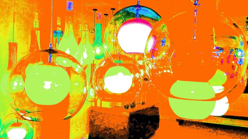 Manufakturen-Blog-PopArt-Projekt: Planeten II, orange / weiß (Foto: Wigmar Bressel) basierend auf einem Foto eines Siebdrucks mit Lampen im Ausstellungsraum der Glasmanufaktur Harzkristall in Derenburg bei Wernigerode